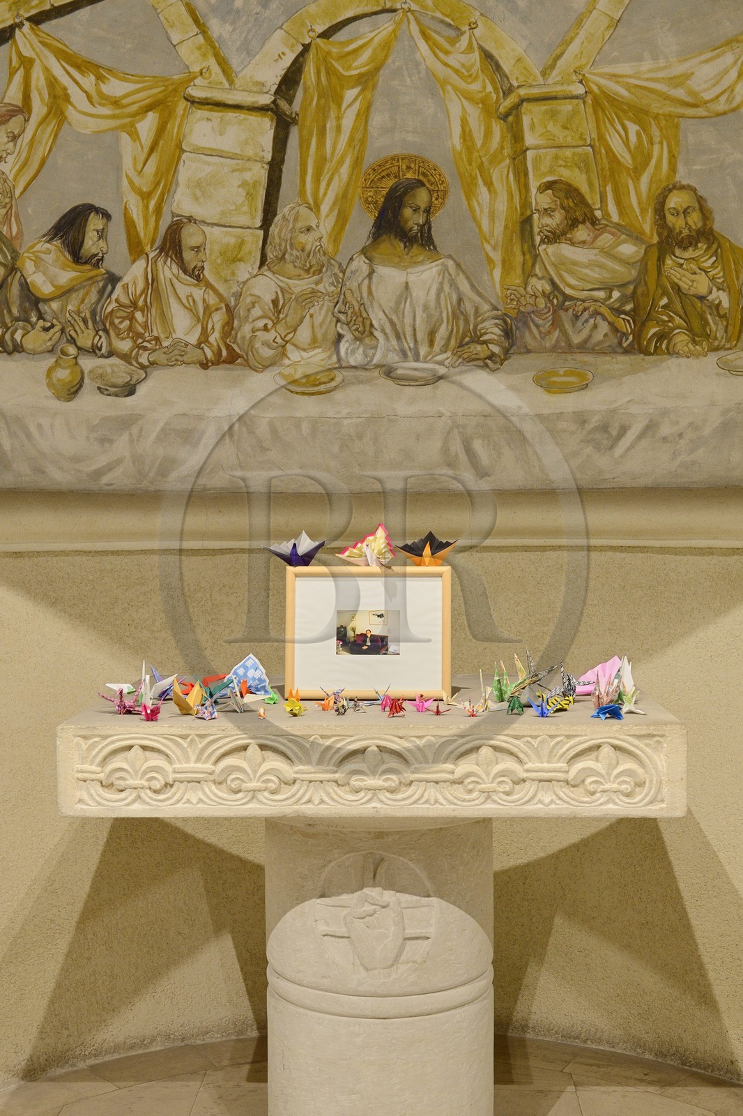 France, Marne (51), Reims, la chapelle Notre-Dame de la Paix ou chapelle Foujita, peintures de Leonard Foujita, des admirateurs nippons ont laissé des origami dans la chapelle en cul-de-four où sont enterrés les époux Foujita