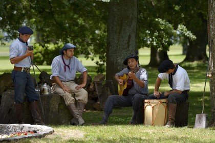 Argentine, province de Buenos Aires, San Antonio de Areco, estancia La Bamba de Areco, gauchos au campement, c'est le temps de la musique et des chants Estilos et Milongas