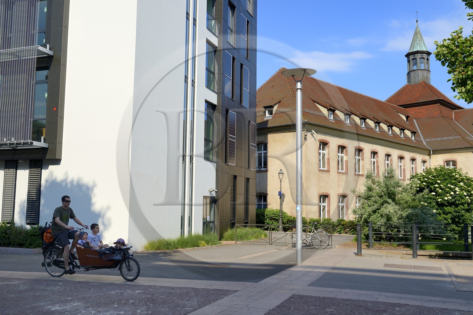 France, Bas Rhin (67), Strasbourg, vieille ville classée au Patrimoine Mondial de l'UNESCO, quartier de la Petite France, l'ENA dans l'ancienne prison pour femmes, biporteur Bakfiets
