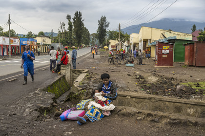 Rwanda, Province du Nord, District de Musanze (Ruhengeri), Kimonyi, femme qui donne le sein à son bébé au bord de la Route Nationale 4 qui va de Ruhengeri à Goma au Congo
