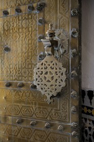 Maroc, Moyen Atlas, Fès, ville impériale, médina classée Patrimoine Mondial de l'UNESCO, Fès el Bali, le palais Mnebhi, détail de la porte