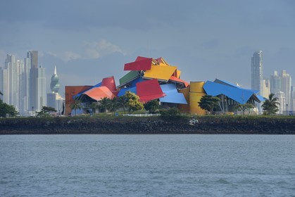 Panama, Panama City, le Musée de la biodiversité nommé Pont de la vie de Panama par l'architecte Frank Gehry, le front de mer et ses gratte-ciels en arrière plan