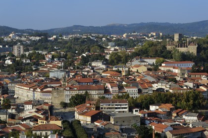 Portugal, région du Minho, Guimaraes, ville classée Patrimoine Mondial de l' UNESCO, la vieille ville dominée par le Chateau
