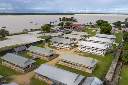 France, Guyane, Saint-Laurent-du-Maroni, bagne ou Camp de la Transportation, en bordure du fleuve Maroni (vue aérienne)