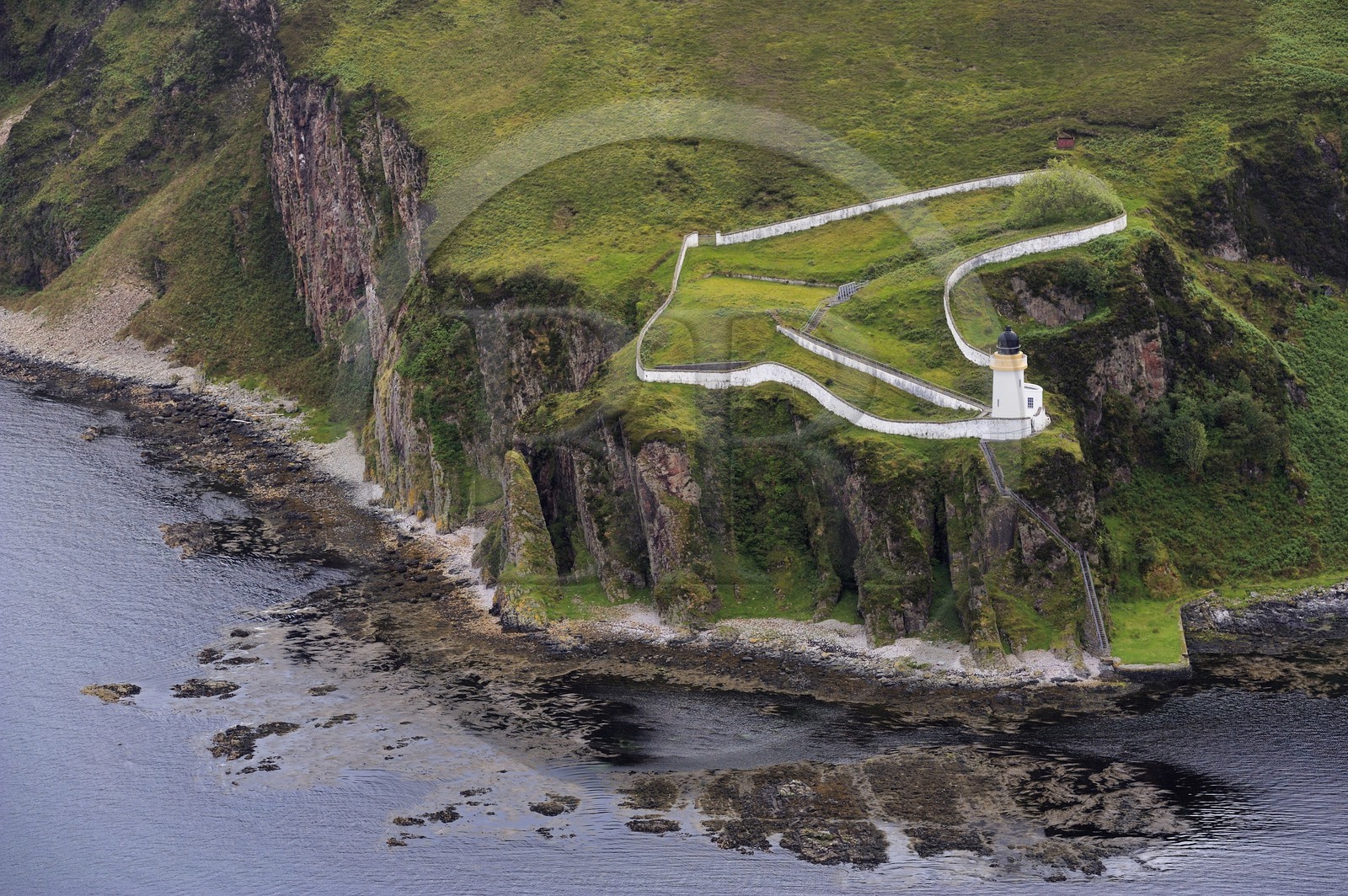 Royaume-Uni, Ecosse, Hébrides intérieures, Ile de Islay, phare de Mac Arthur's Head dans le Sound of Islay (vue aérienne)