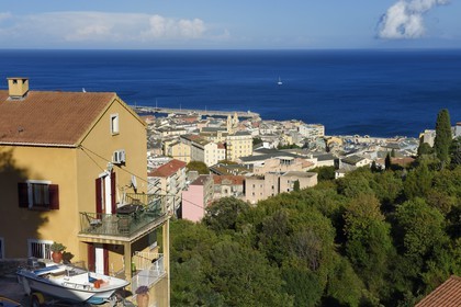 France, Haute-Corse (2B), Bastia et l'église Saint-Jean-Baptiste en arrière plan