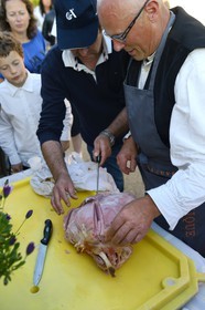 France, Finistère (29), Locronan, fête dans la famille Louboutin qui cloture la procession de la petite Troménie, jambon cuit sous la cendre