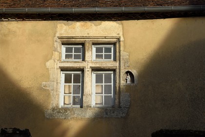 France, Dordogne (24), Périgord Noir, vallée de la Dordogne, Limeuil, labellisé Les Plus Beaux Villages de France, à la confluence de la Dordogne et de la Vézère, fenetre à meneaux