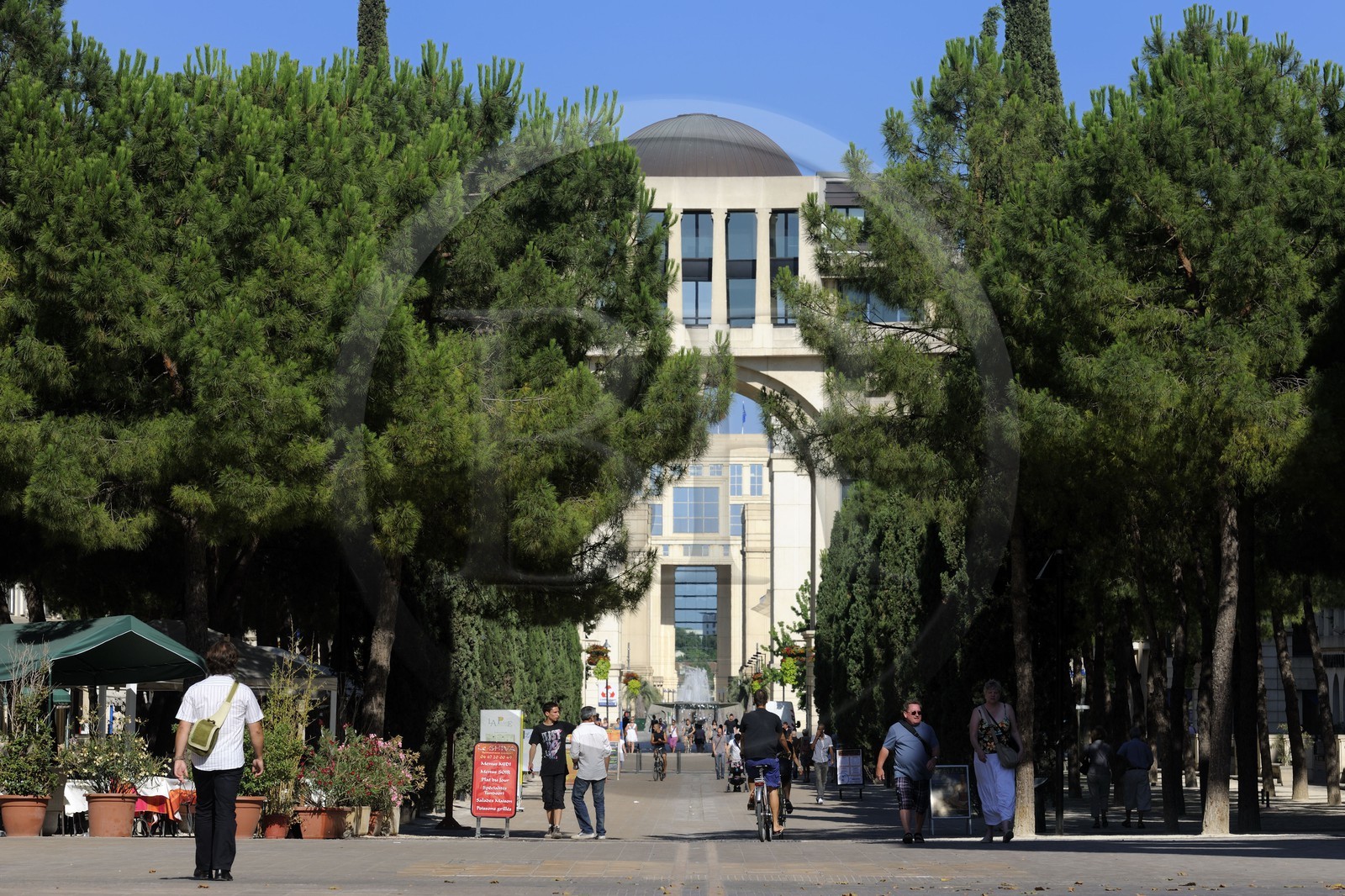 France, Hérault (34), Montpellier, quartier Antigone de l'architecte Ricardo Bofill, place du Millénaire, un axe piéton relie cette place au Lez vers l'est et au centre historique à l'ouest France, Hérault (34), Montpellier, quartier Antigone de l'architecte Ricardo Bofill, place du Millénaire, un axe piéton relie cette place au Lez vers l'est et au centre historique à l'ouest