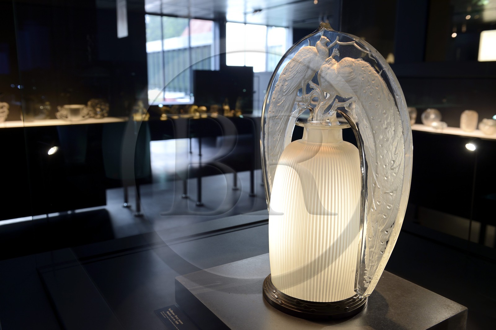 France, Bas-Rhin (67), Wingen-sur-Moder, le musée Lalique, Veilleuse Deux Paons, modèle de 1920 en verre soufflé moulé