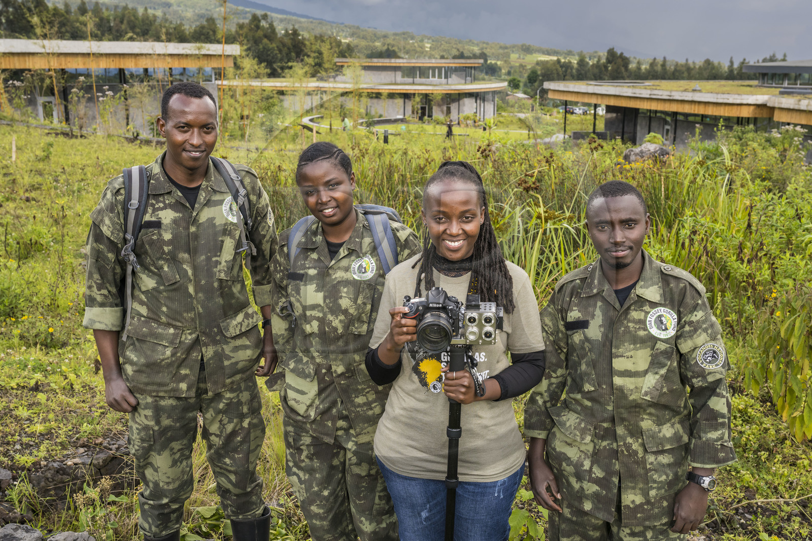 Rwanda, Province du Nord, District de Musanze (Ruhengeri), Kinigi, Campus Ellen DeGeneres du Dian Fossey Gorilla Fund, la zoologiste rwandaise Nadia Niyonizeye armée de son appareil photo équipé d'un laser pour étudier l’évolution de la croissance des gorilles sur le terrain, entourée par ses collègues Jonas, Pelagie et Jean Didier (de gauche à droite)