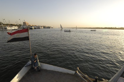 Egypte, Haute Egypte, vallée du Nil, Louxor, le Nil et la rive ouest, ferry reliant les deux rives du Nil