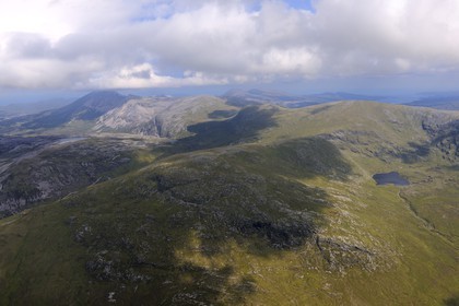 Royaume-Uni, Ecosse, Highland, Sutherland, le Mont Foinaven au Nord du Loch Stack dans les Highlands du Nord (vue aérienne)