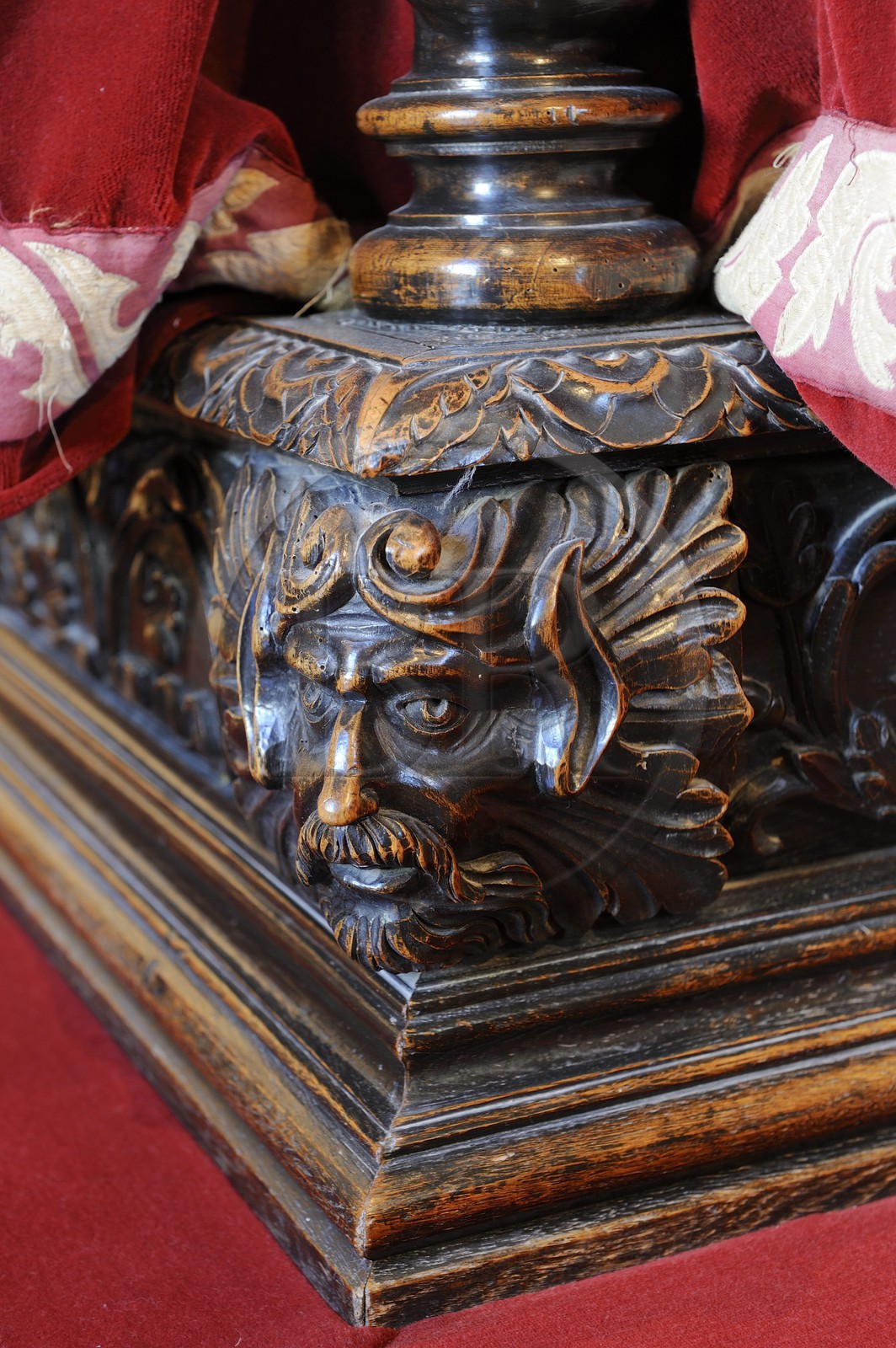 France, Indre-et-Loire (37), vallée de la Loire classée Patrimoine Mondial par l'UNESCO, Amboise, château du Clos Lucé,  chambre de Léonard de Vinci, détail du lit