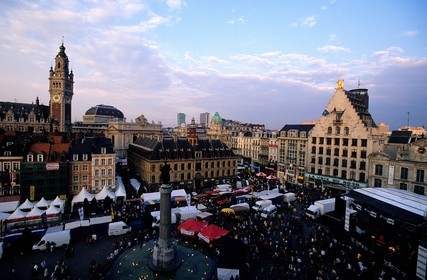 France, Nord (59), Lille, la Grand' Place (place Charles de Gaulle), le beffroi de la Chambre de Commerce et de l' Industrie et le bâtiment de la Voix du Nord a droite