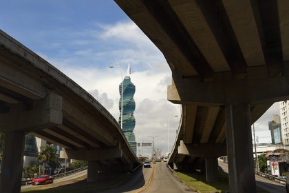 Panama, Panama City, la Tour F & F précédemment connu sous le nom de la Tour de la Révolution et aussi El Tornillo (la vis)