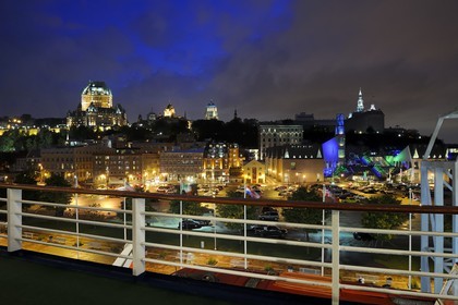Canada, province de Québec, ville de Québec, Vieux-Québec classé Patrimoine Mondial de l' UNESCO, château Frontenac depuis le port sur le fleuve Saint-Laurent et le musée de la Civilisation dominé par le Séminaire
