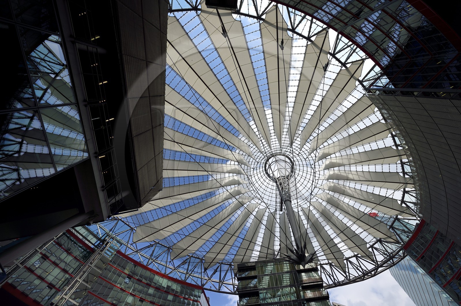 Allemagne, Berlin, Potsdamer Platz, Sony Centre du nouveau forum recouvert par une coupole en verre de l'architecte Helmut Jahn