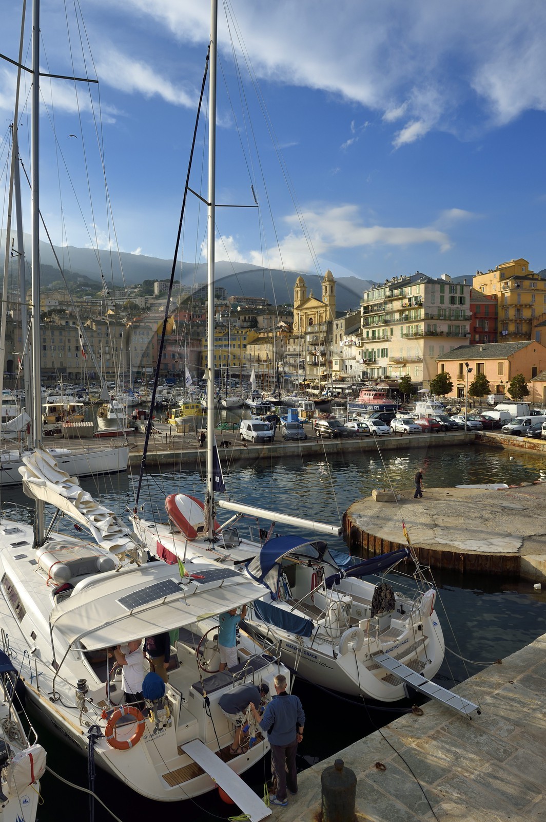 France, Haute-Corse (2B), Bastia, quartier de Terra-Vecchia, le Vieux-Port dominé par l'église Saint-Jean-Baptiste