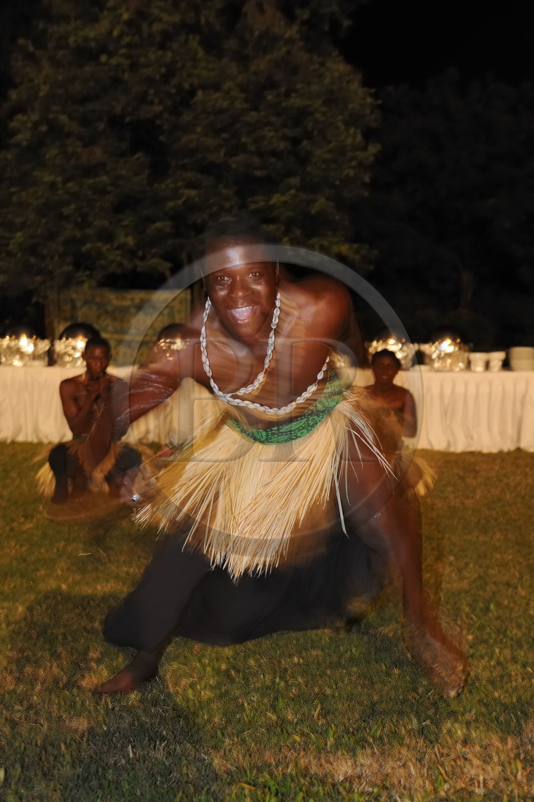 Tanzanie, Dar es-Salaam hôtel Mövenpick, spectacle de danses traditionnelles dans les jardins