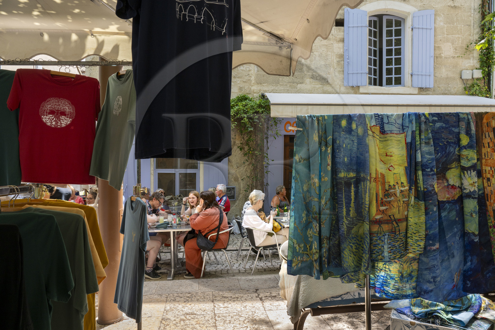 France, Bouches-du-Rhône (13), Parc Naturel Régional des Alpilles, Saint-Rémy-de-Provence, jour de marché place Charles Favier