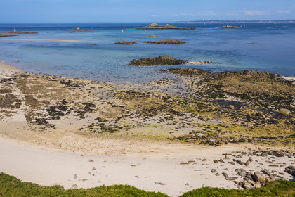 France, Finistère (29), Iles du Ponant, Ile de Batz, plage de la Pointe de Penn-Batz au Sud-Est de l'ile (vue aérienne)