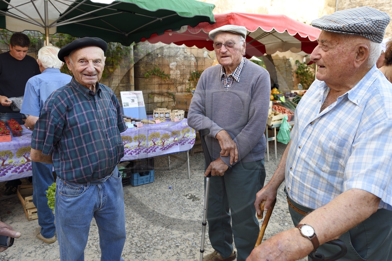France, Dordogne (24), Périgord Pourpre, Monpazier, labellisé Les Plus Beaux Villages de France, jour de marché sur la place des Cornières, un trio des anciens du village