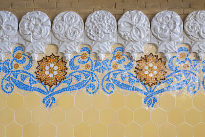 Espagne, Catalogne, Barcelone, quartier d'El Guinardo, ancien Hospital de la Santa Creu i de Sant Pau classé Patrimoine Mondial de l'UNESCO, de style moderniste par l'architecte Domenech i Montaner, aujourd'hui un musée et un centre culturel, batiment de l'administration, mosaiques décoratives au mur