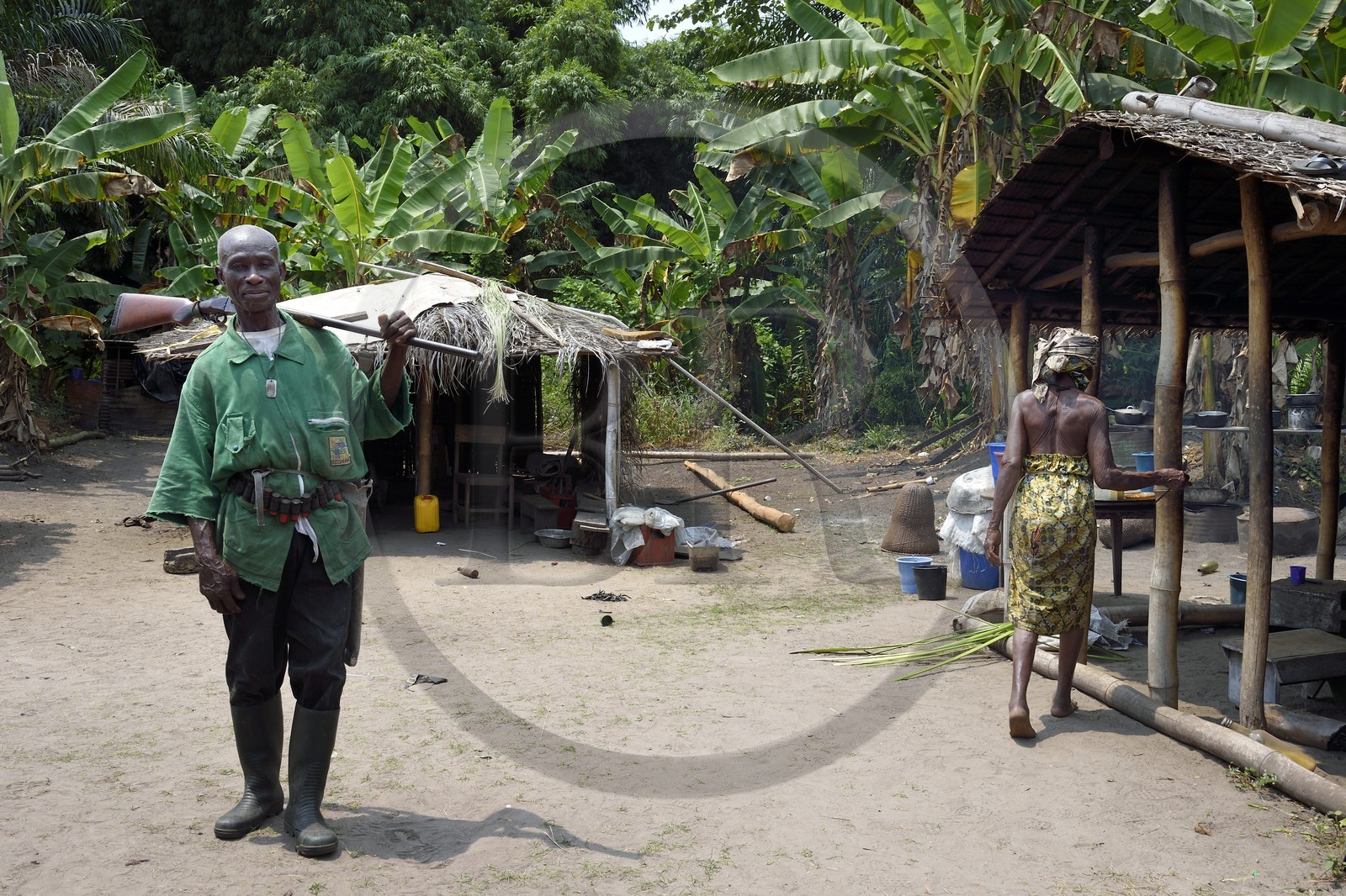 Gabon, province de Ogooué- Maritime, région de Omboué, Nengeue Sika (ile d’argent) dans la lagune Fernan Vaz (Nkomi), homme en partance pour la chasse avec son fusil