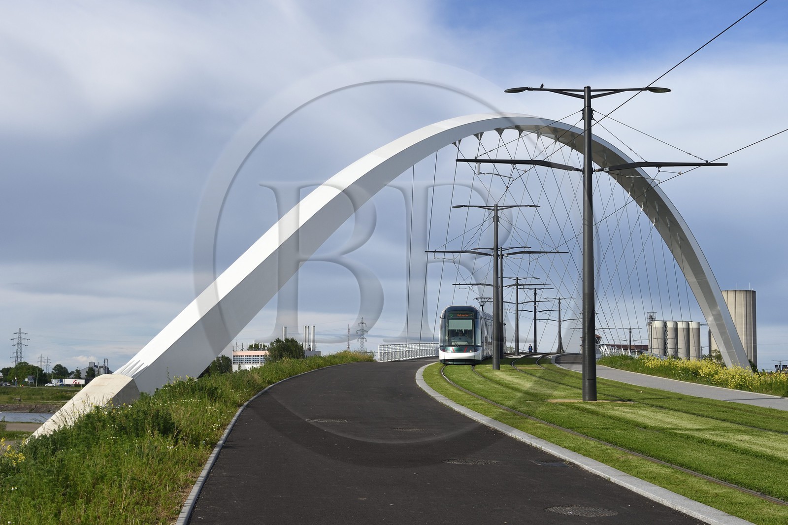 France, Bas-Rhin (67), Strasbourg, le pont piéton, vélo et du tram de la ligne D sur le bassin Vauban reliant Strasbourg à Kehl en Allemagne appelé Pont Citadelle