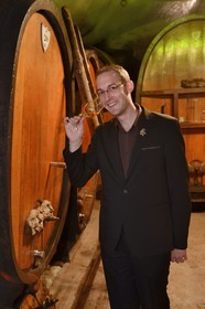 France, Bas-Rhin (67), Route des Vins d'Alsace, Mittelbergheim, labellisé Les Plus Beaux Villages de France, dans les caves du Domaine Wittmann, Romain Iltis, meilleur Sommelier de France en 2012