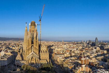 Espagne, Catalogne, Barcelone, quartier de l'Eixample, basilique de la Sagrada Familia de l'architecte du modernisme catalan Antoni Gaudi classée Patrimoine Mondial de l'UNESCO, la façade de la passion, la Torre Agbar de l'architecte Jean Nouvel en arrière plan