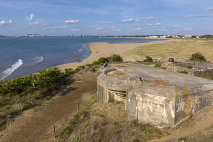 France, Loire-Atlantique (44), Saint-Brévin-Les-Pins, blockhaus du Mur de l'Atlantique à la plage du Pointeau, pont de Saint-Nazaire au-dessus de l'estuaire de la Loire et Saint-Nazaire en arrière plan (vue aérienne)