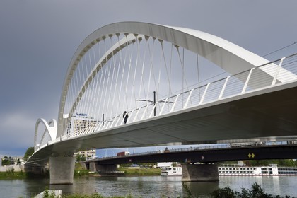 France, Bas-Rhin (67), Strasbourg, le pont piéton, vélo et du tram de la ligne D sur le Rhin reliant Strasbourg à Kehl en Allemagne inauguré le 28 avril 2017 appelé pont Beatus Rhenanus