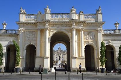 France, Meurthe-et-Moselle (54), Nancy, place Stanislas (ancienne Place Royale) construite par Stanislas Leszczynski, roi de Pologne et dernier duc de Lorraine au XVIIIe siècle, classée Patrimoine Mondial de l'UNESCO, l'Arc de Triomphe (la Porte Héré)