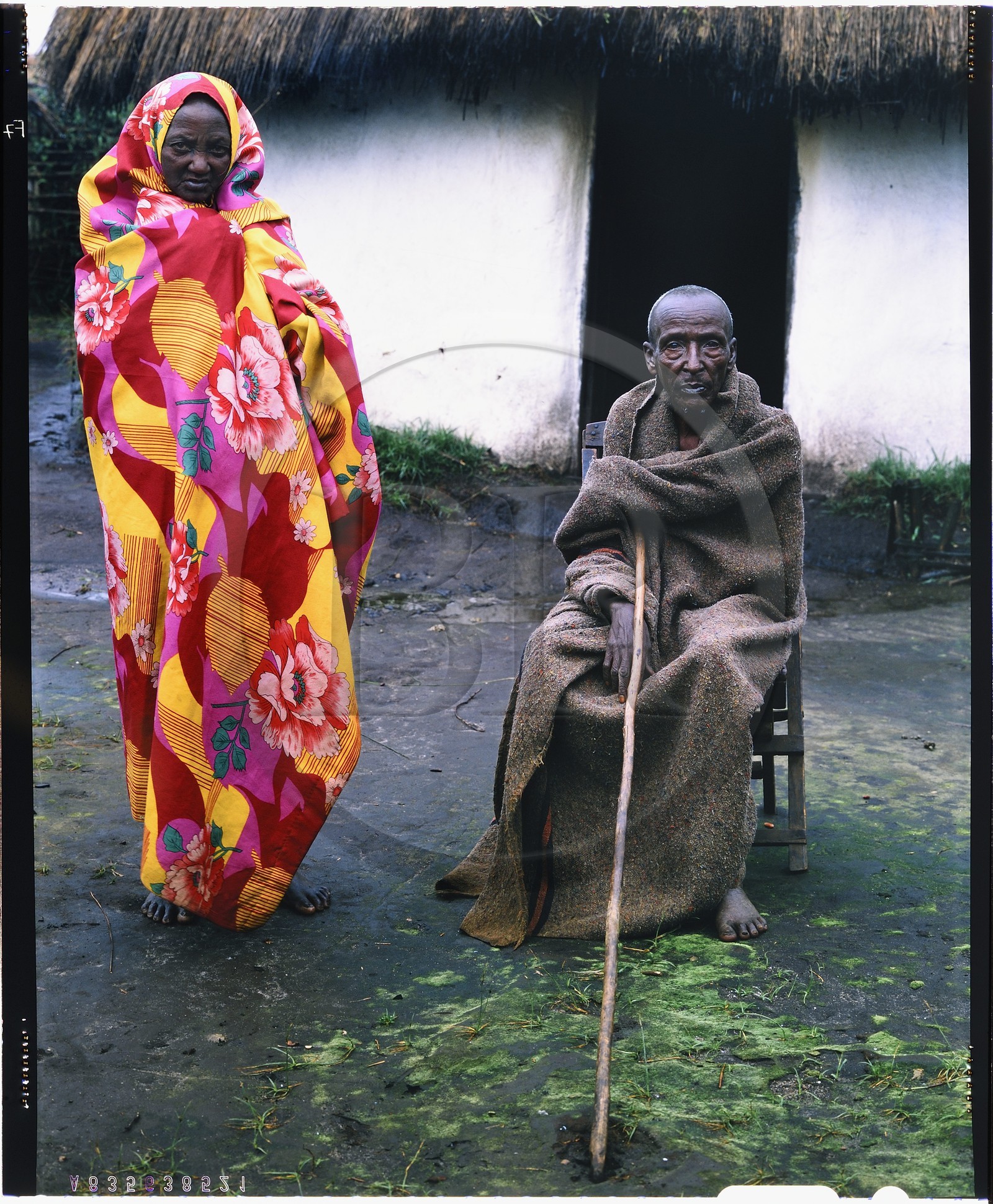 Burundi, province de Bujumbura, région d'Ijenda, vieux couple d'éleveurs Tutsi devant leur case (reproduction plan-film inversible 4x5)