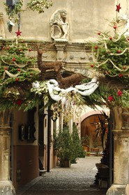 France, Haut-Rhin (68), Colmar a Noel, la Maison des Têtes de style Renaissance (1609) jadis Bourse au Vins, oriel