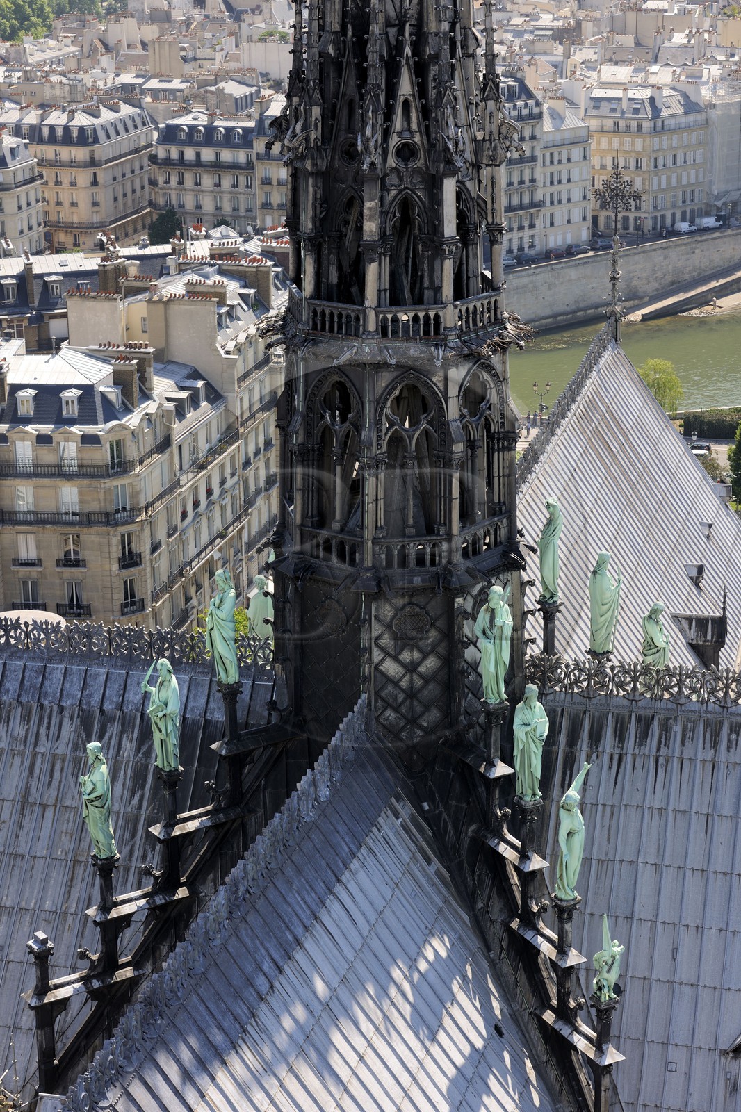 France, Paris (75), île de la Cité, la cathédrale Notre-Dame, la flèche domine les statues de cuivre vert-de-grisé des douze apôtres avec les symboles des quatre évangélistes