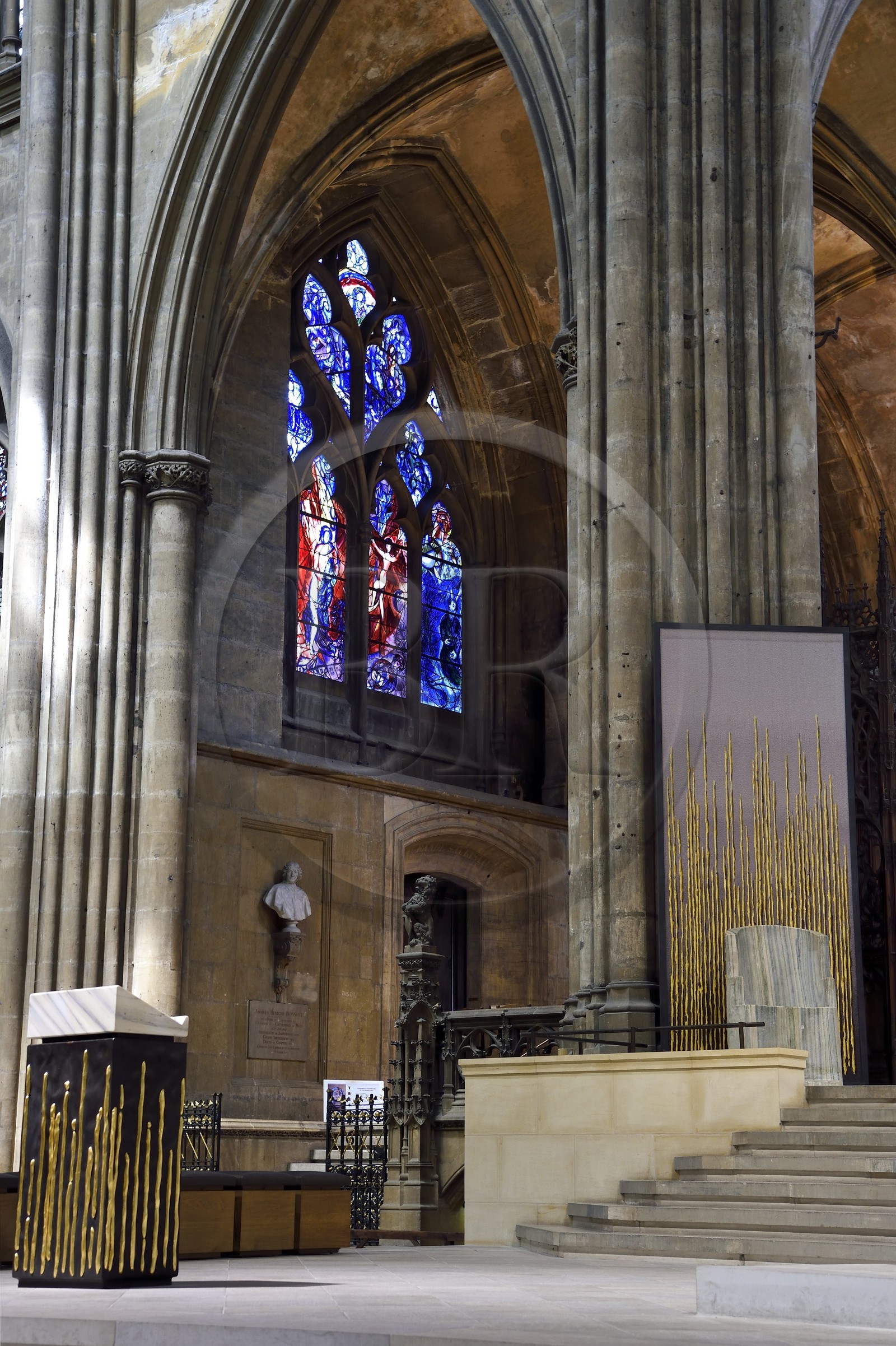 France, Moselle (57), Metz, la cathédrale Saint-Etienne, vitraux du déambulatoire nord avec pour sujets des épisodes de l’Ancien Testament (Livre de la Genèse 32, 25-28 et 28,10-13 et Livre de l'Exode 3, 1-2, 4-6) par Marc Chagall (XXe siècle) réalisés par l’atelier Simon-Marq à Reims (droits réservés)