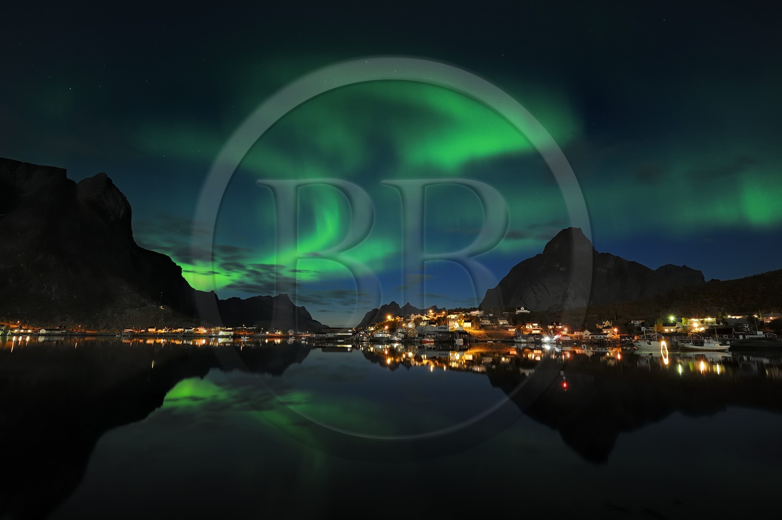 Norvège, Nordland, Iles Lofoten, ile de Moskenesoy, aurore boréale au dessus du village de pêcheurs de Reine