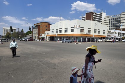 Zimbabwe, Bulawayo, Leopold Takawira Avenue dans le centre ville, Michael House