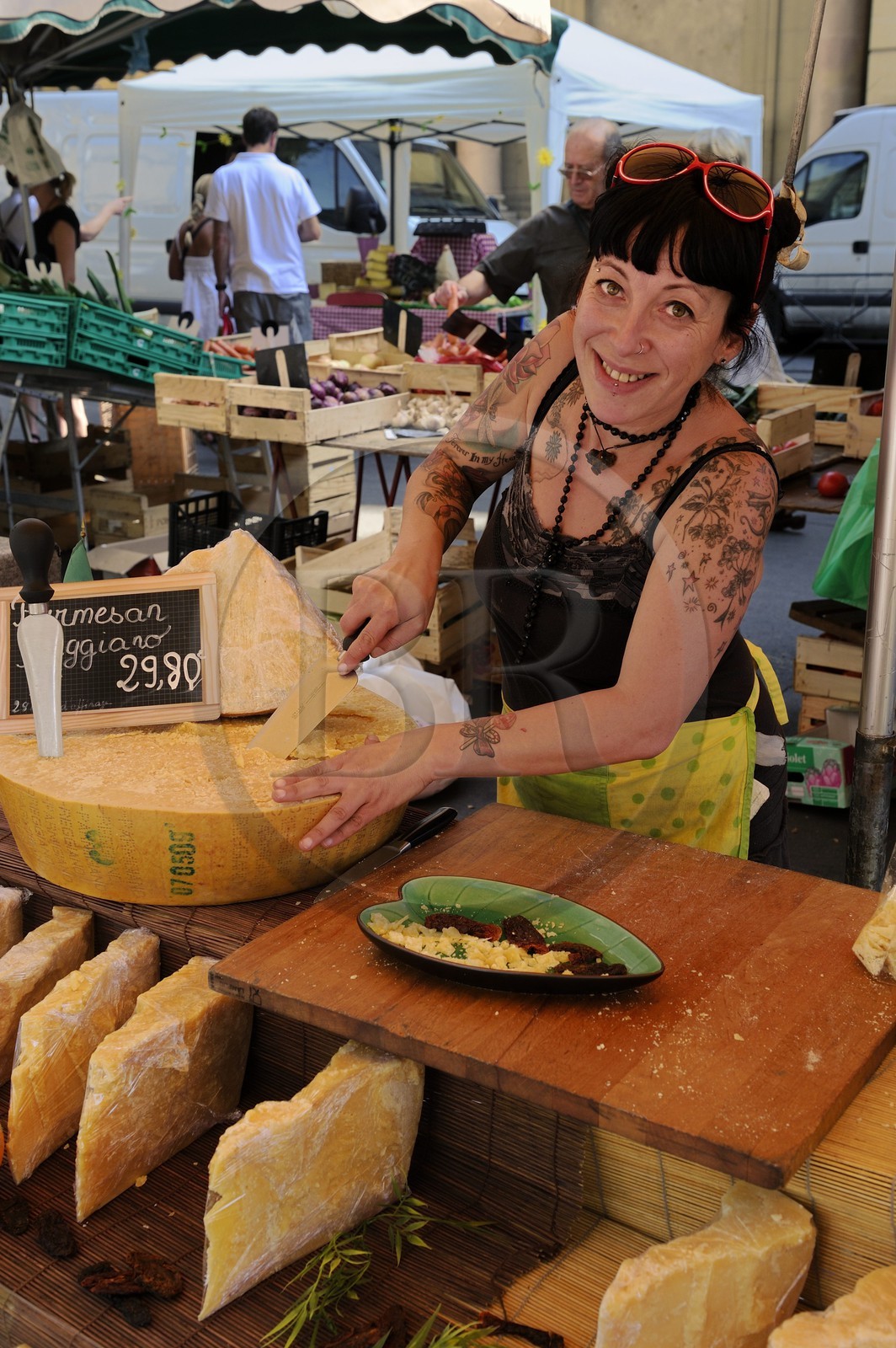 France, Bouches-du-Rhône (13), Aix-en-Provence, marché place de l'Hôtel de ville, vente de parmesan à l'étal de fromage