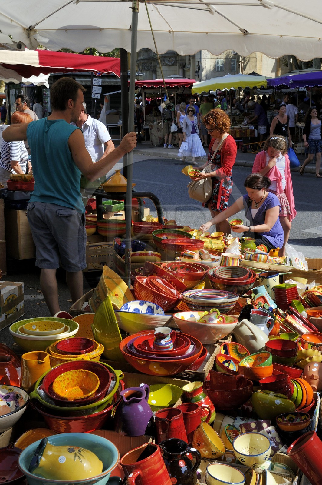 France, Bouches-du-Rhône (13), Aix-en-Provence, marché place de l'Hôtel de ville, vente de poterie
