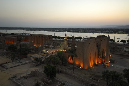 Egypte, Haute Egypte, vallée du Nil, temple de Louxor au crépuscule, classé Patrimoine Mondial de l'UNESCO et le Nil