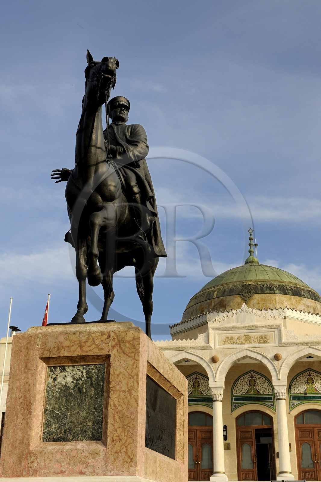 Turquie, Anatolie centrale, Ankara, la statue équestre de Atatürk devant le musée ethnographique