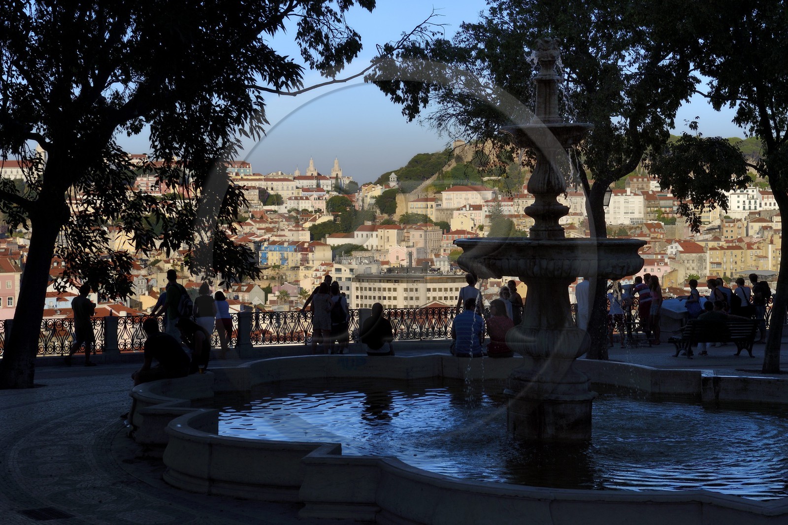 Portugal, Lisbonne, vue sur la ville depuis le Miradouro de Sao Pedro de Alcantara