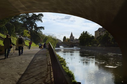 France, Moselle (57), Metz, les berges de la Moselle canalisée sous le pont des Grilles et le Temple Neuf ou Eglise des allemands en arrière plan