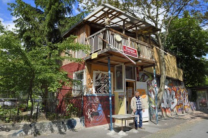 Allemagne, Berlin, quartier de Kreuzberg, Baumhaus an der Mauer est une maison de deux étages à Bethaniendamm en bordure de l'ancien Mur de Berlin construite par un immigré turc Osman Kalin