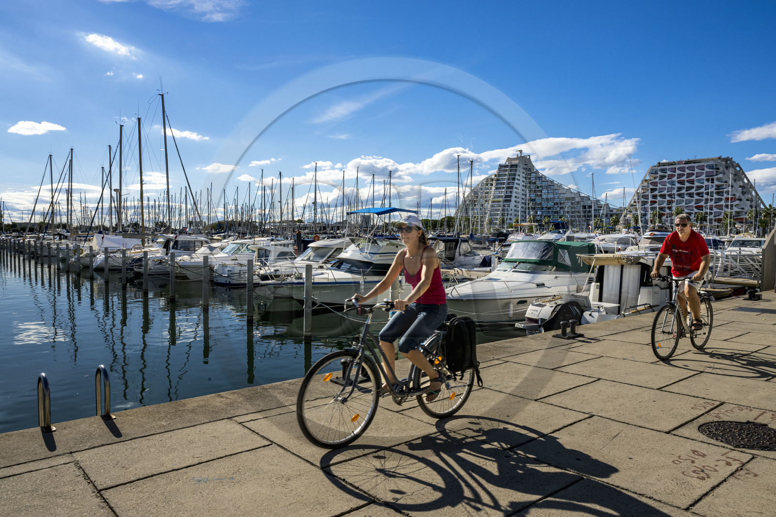 France, Hérault (34), La Grande-Motte, labellisé patrimoine du XXème siècle, le port, l'immeuble La Grande Pyramide à gauche et la Résidence L'Eden à droite en arrière plan