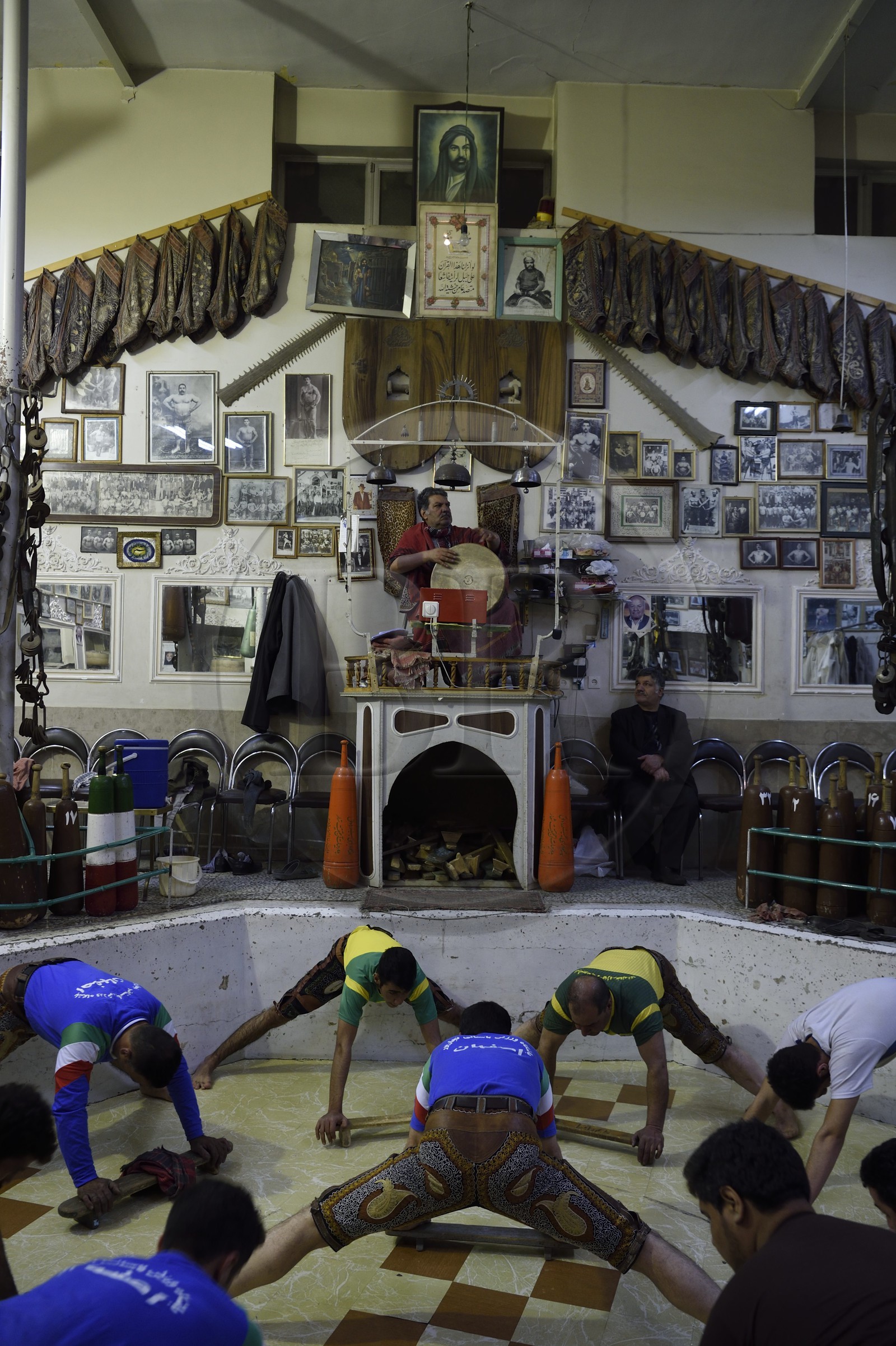 Iran, province d'Ispahan, Ispahan, maison de la force (Zurkhaneh) où est pratiqué le sport national traditionnel iranien appelé Varzesh-e Pahlavani
